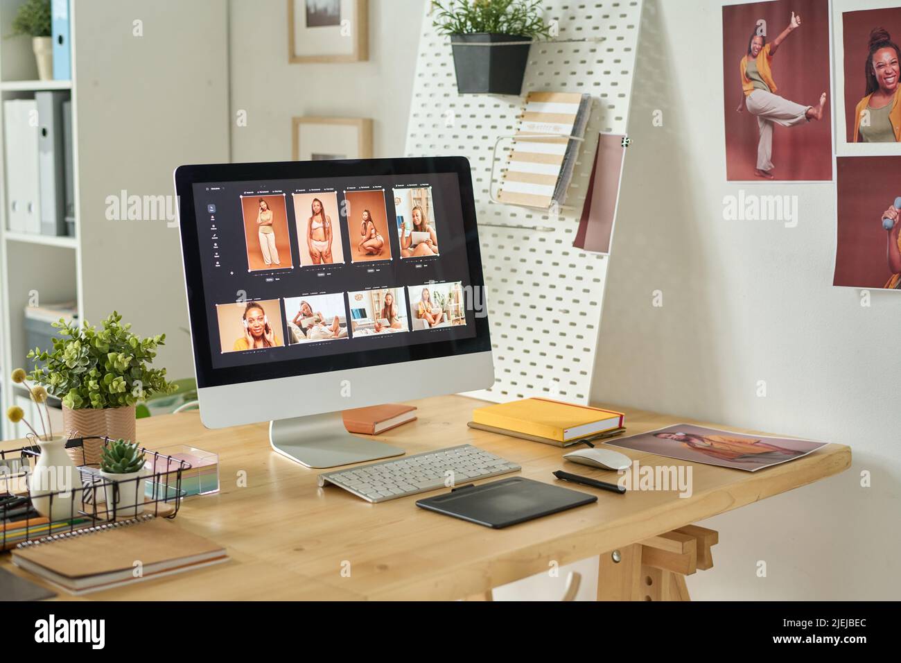 Immagine orizzontale del luogo di lavoro dell'editor con computer su di esso con software di editing sullo schermo per ritoccare le foto Foto Stock