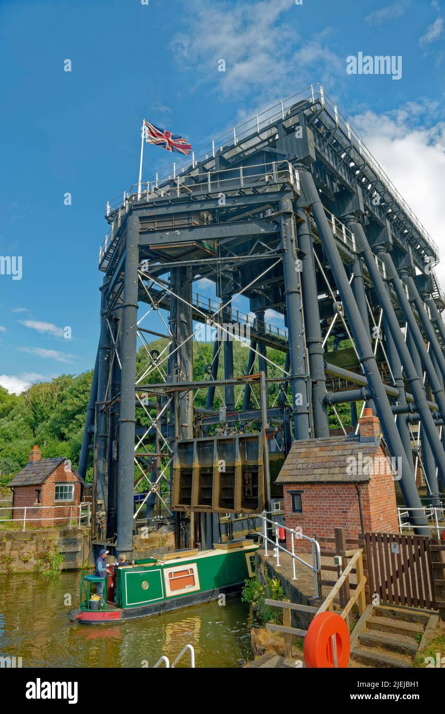 L'impianto di risalita Anderton Boat a Anderton, vicino a Northwich, Cheshire, Inghilterra, trasferisce barche e chiatte tra il fiume Weaver e il canale Trent & Mersey. Foto Stock