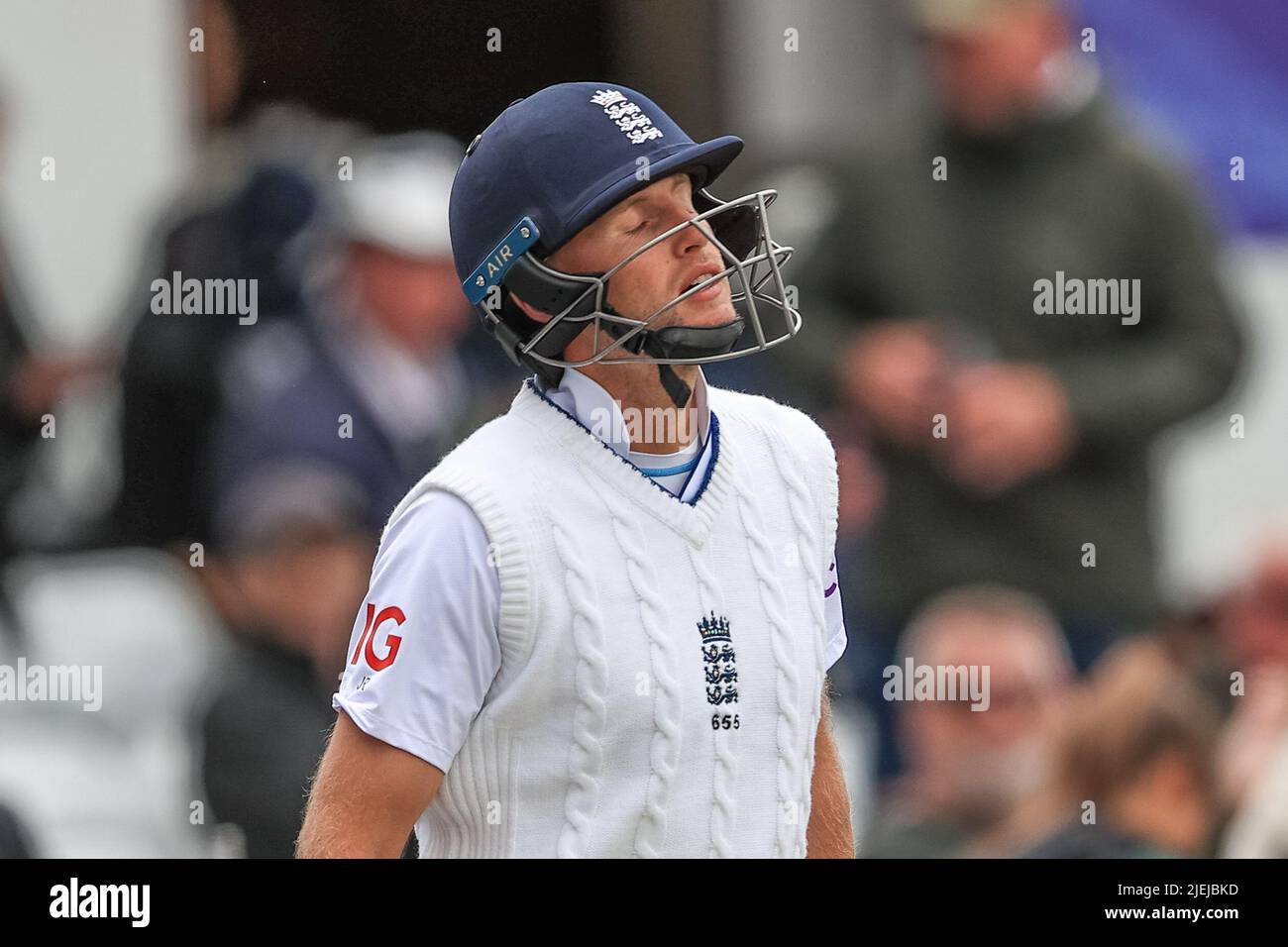 Joe Root of England si allunga mentre esce per giocare Foto Stock