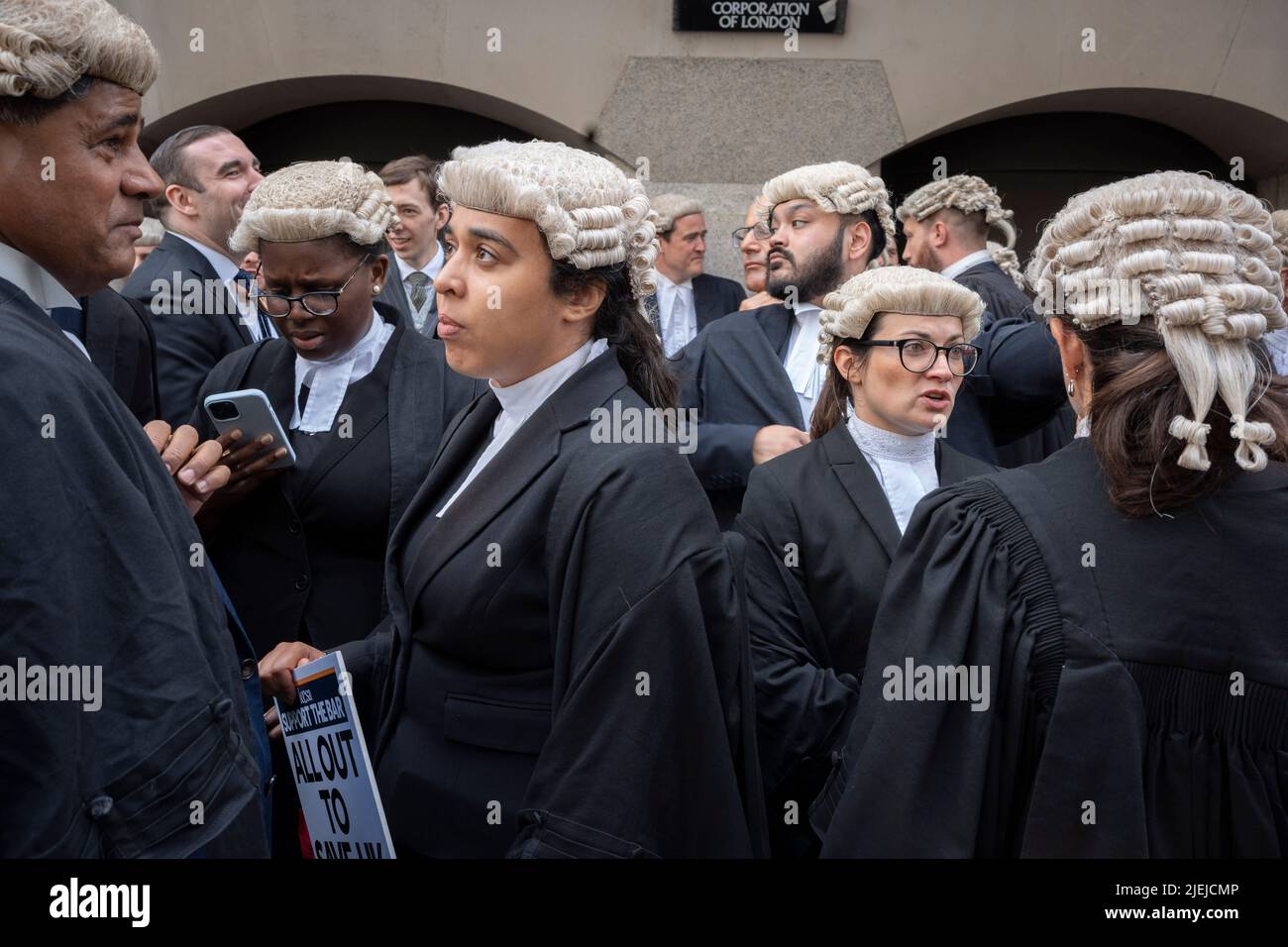 I barristi iniziano la loro prima giornata di sciopero con una protesta al di fuori del Tribunale penale Centrale (The Old Bailey) per le cattive condizioni di lavoro e la bassa retribuzione a causa di un insufficiente aumento delle tasse di aiuto legale, il 27th giugno 202, a Londra, Inghilterra. Coloro che protestano e non frequentano i tribunali di Inghilterra e Galles potrebbero affrontare procedimenti disciplinari, un giudice ha avvertito. Foto Stock