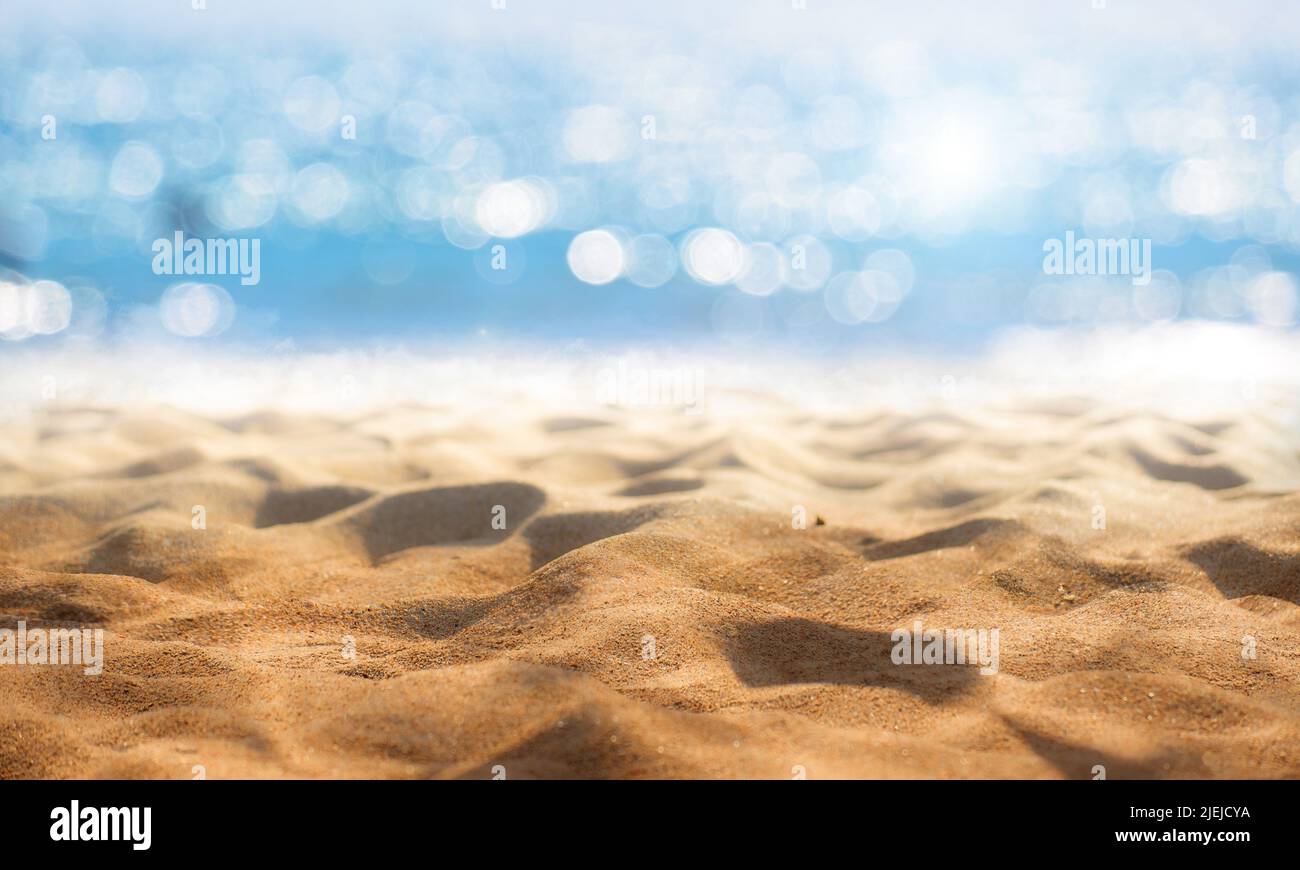Belle spiagge tropicali e mare con sfondo blu spiaggia su sfondo cielo blu chiaro Foto Stock