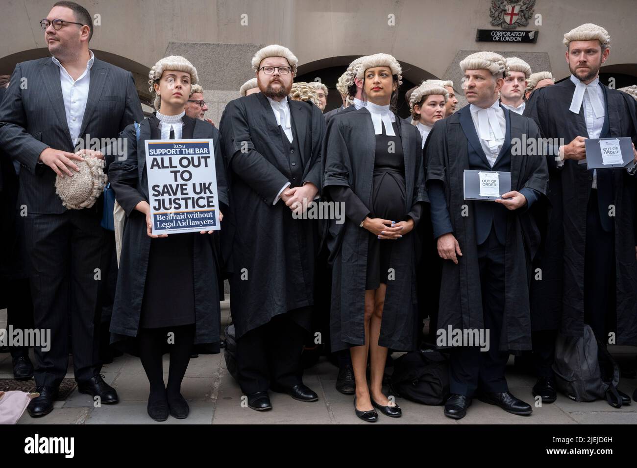 I barristi iniziano la loro prima giornata di sciopero con una protesta al di fuori del Tribunale penale Centrale (The Old Bailey) per le cattive condizioni di lavoro e la bassa retribuzione a causa di un insufficiente aumento delle tasse di aiuto legale, il 27th giugno 202, a Londra, Inghilterra. Coloro che protestano e non frequentano i tribunali di Inghilterra e Galles potrebbero affrontare procedimenti disciplinari, un giudice ha avvertito. Foto Stock