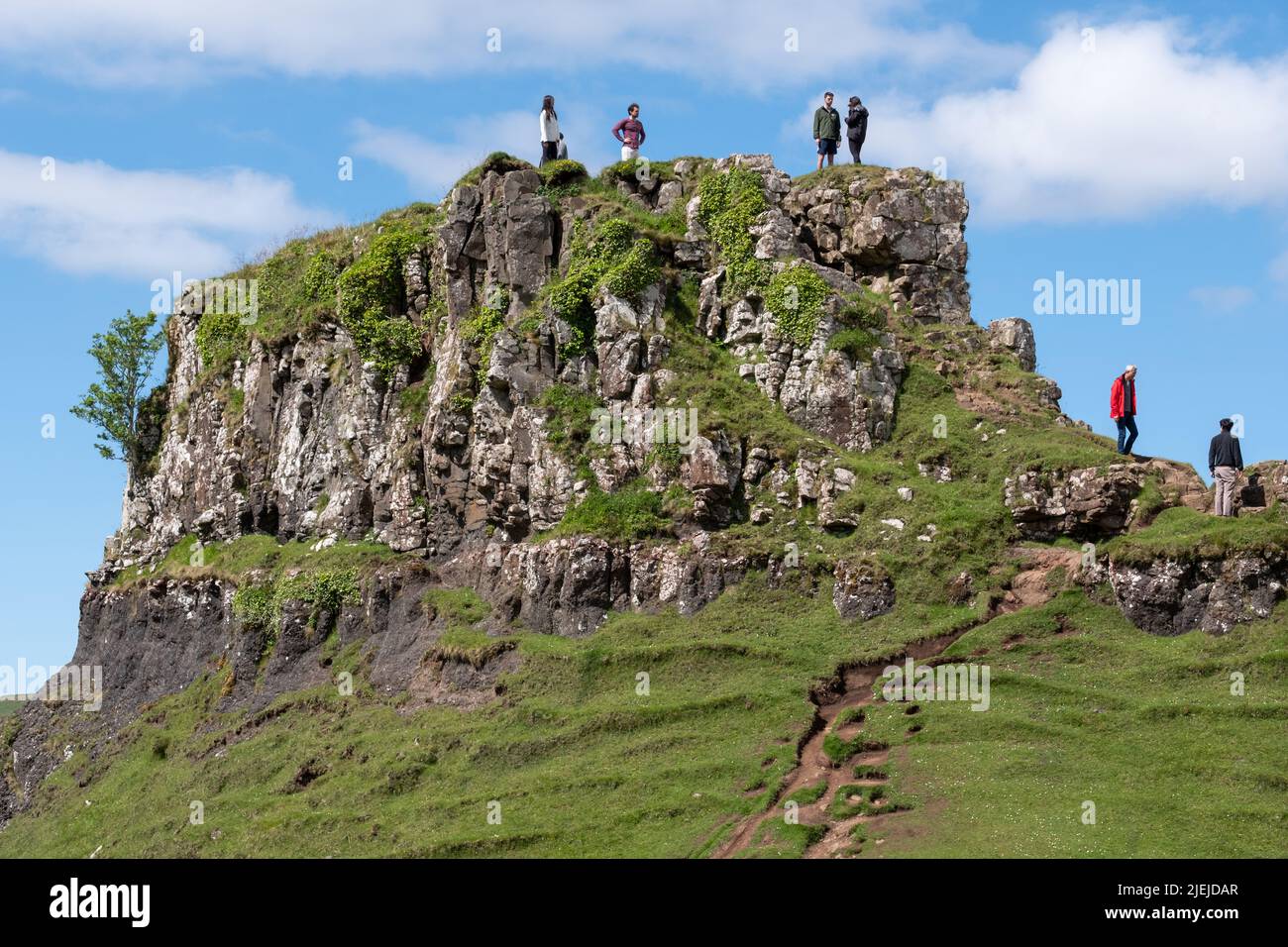 I turisti a Fairy Glen sulla Penisola di Trotternish. Paesaggio variegato con colline, valli e scogliere di basalto a nord di Skye. La zona soffre di turismo eccessivo. Foto Stock