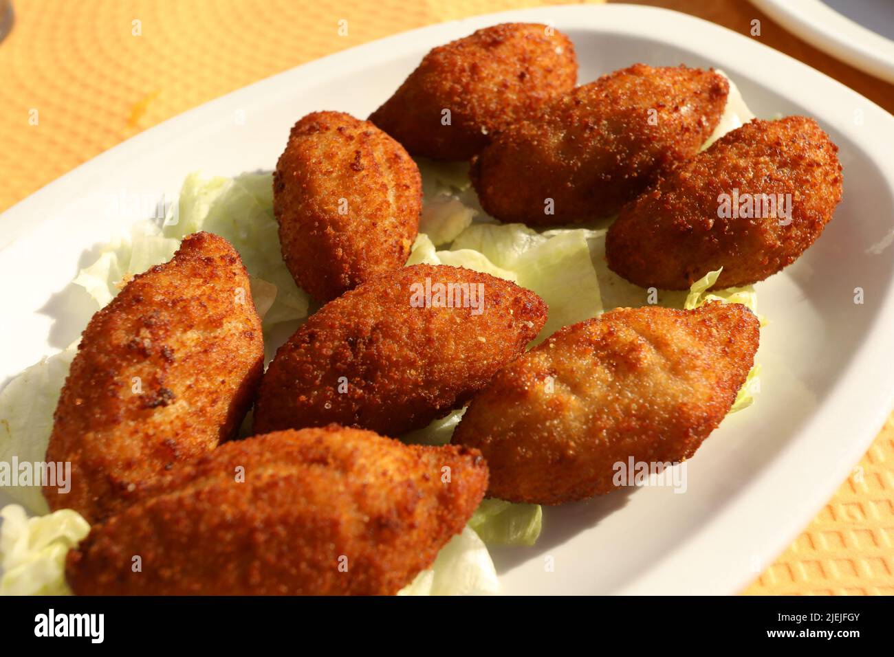 Croquettas de jamon su tapas di insalata in spagna Foto Stock