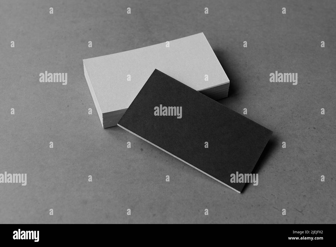 Biglietti da visita vuoti. Mockup su sfondo nero. Spazio di copia per il testo. Foto Stock