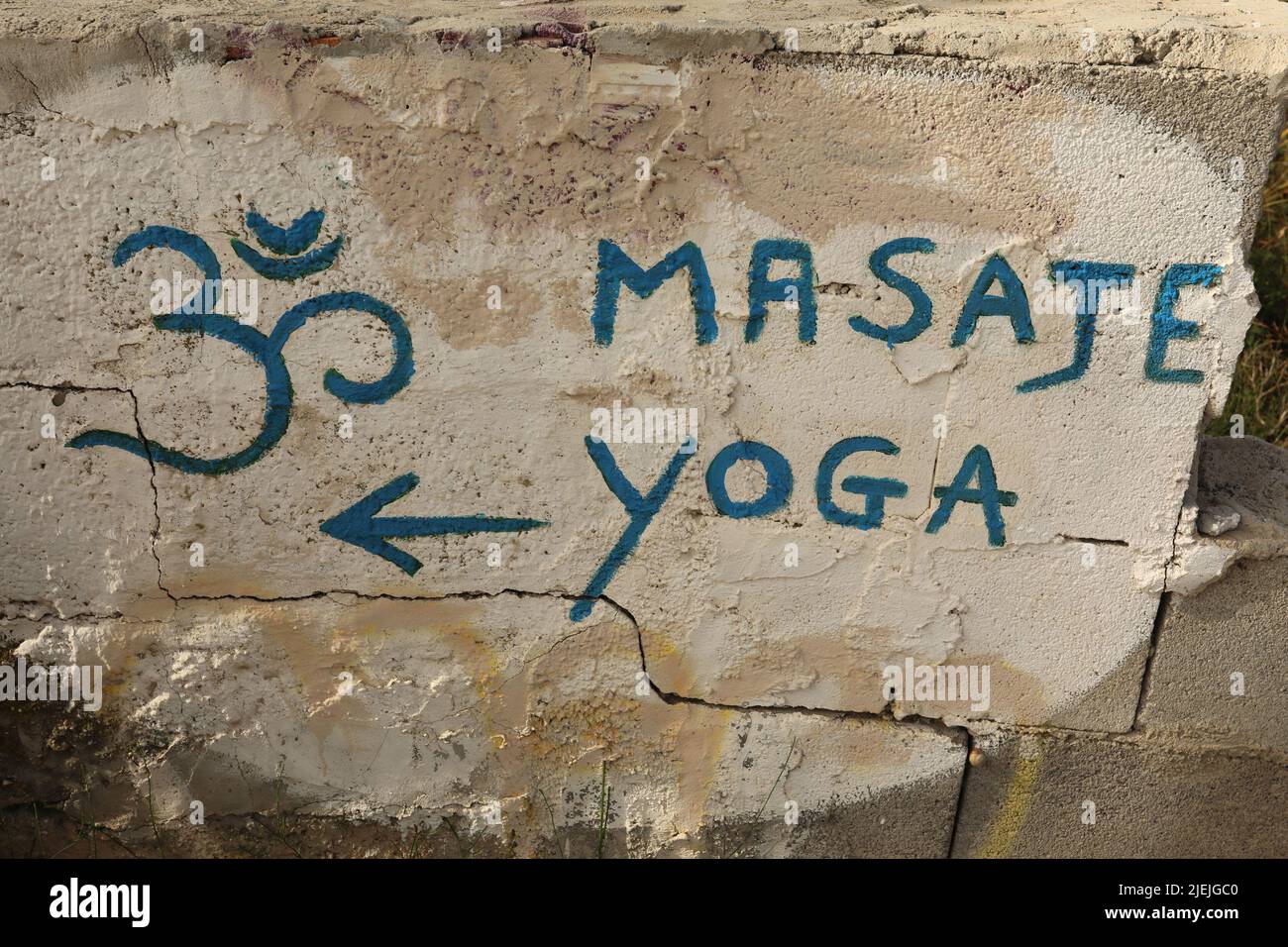 Il luogo dello yoga è scritto su una pietra con un dipinto blu Foto Stock
