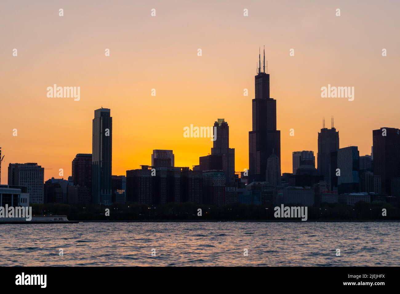 Skyline di Chicago al tramonto con la prominente Willis Tower (ex Sears Tower). Chicago, il, Stati Uniti Foto Stock