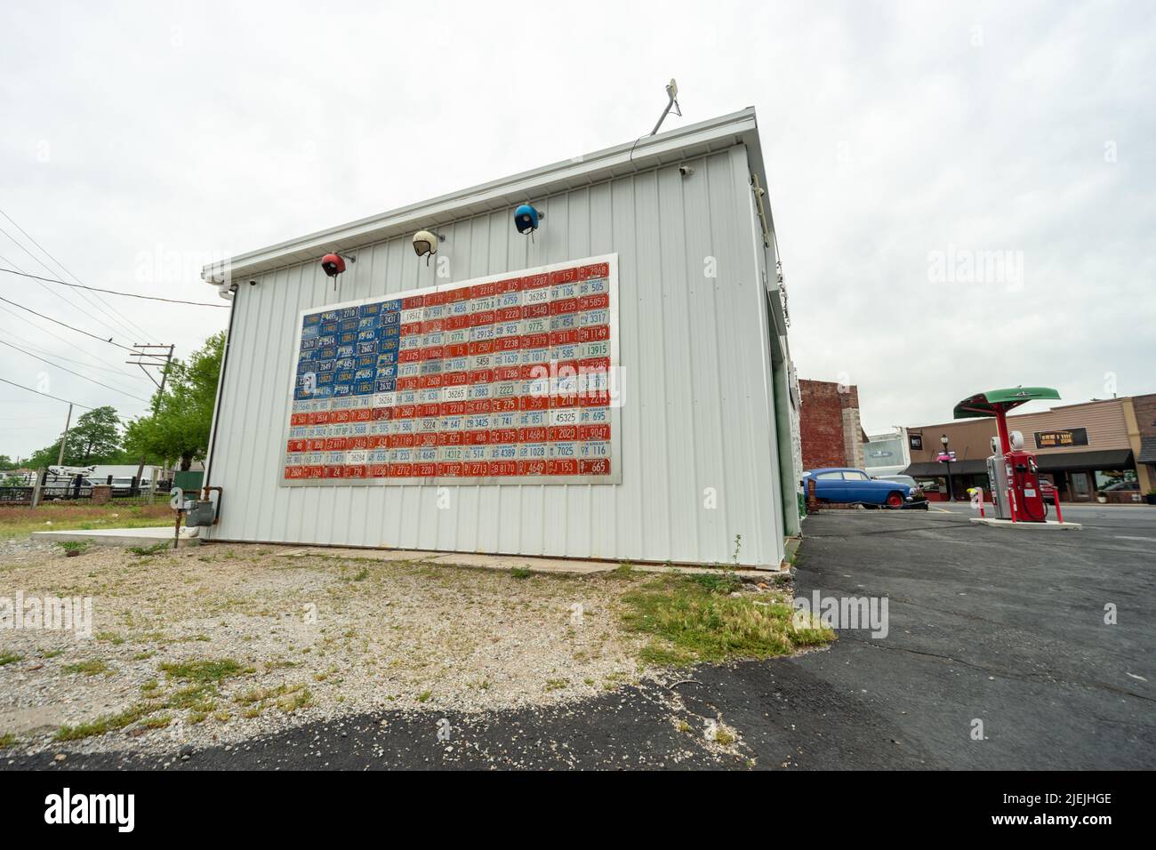 Bandiera USA o stelle e strisce realizzate con targhe di immatricolazione o targhe sulla parete di Gearhead Curios, Route 66, Galena, Kansas KS, USA Foto Stock