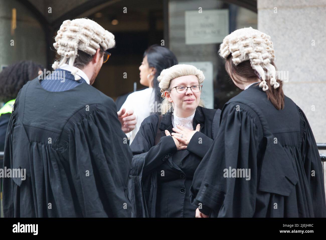 Londra, UK, 27 giugno 2022: Al Tribunale penale centrale (Old Bailey) i barristi junior formano una linea di picket e sono in sciopero per protestare contro la retribuzione molto bassa che ricevono per i casi penali, al di sotto del salario minimo. I salari sono così bassi che la professione discrimina contro il personale di nuova formazione che non ha soldi di famiglia per sostenerli. Anna Watson/Alamy Live News Foto Stock