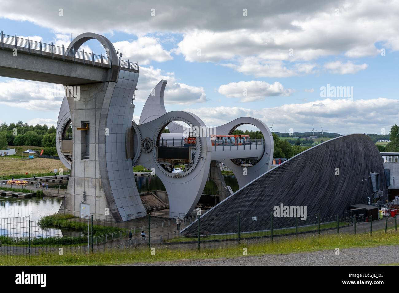 Falkirk, Regno Unito - 19 Giugno, 2022: Vista del sollevatore idraulico Falkirk Wheel che trasporta una barca dal canale inferiore al canale superiore Foto Stock