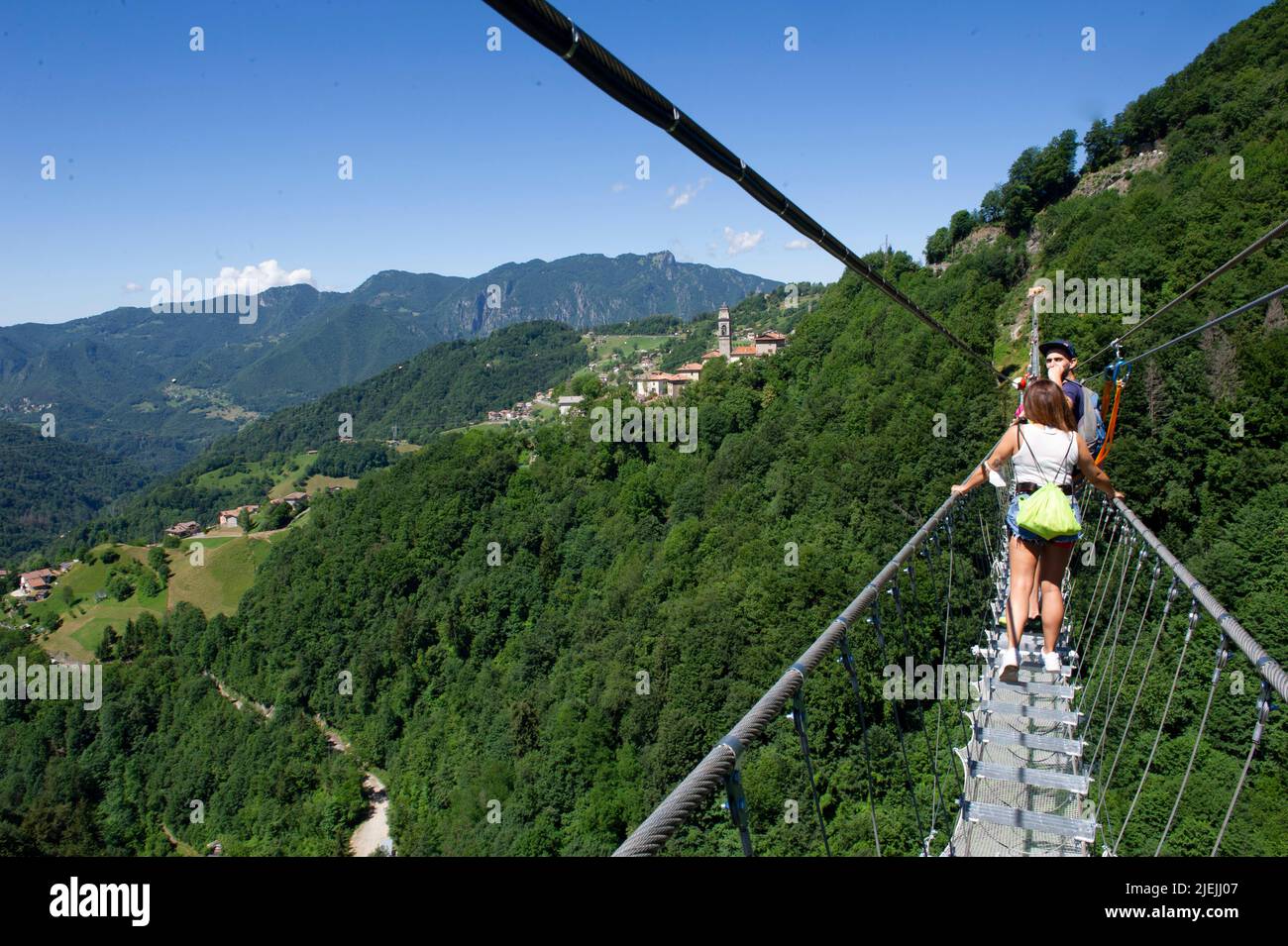 24 giugno 2022 - Europa, Italia, Lombardia, Dossena nella Provincia di Bergamo inaugura il più lungo ponte tibetano 'Ponte nel Sole'. 550 metri di lunghezza, Foto Stock