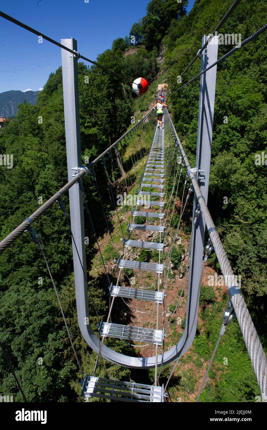 24 giugno 2022 - Europa, Italia, Lombardia, Dossena nella Provincia di Bergamo inaugura il più lungo ponte tibetano 'Ponte nel Sole'. 550 metri di lunghezza, Foto Stock