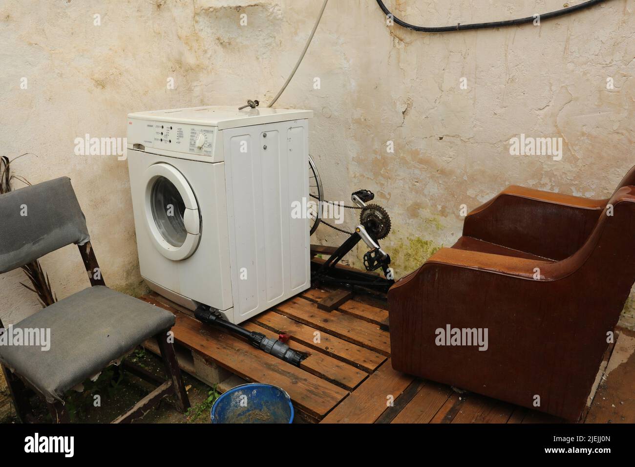 Vecchia lavatrice per automatizzare a piedi da un divano con un pedale dalla bicicletta Foto Stock