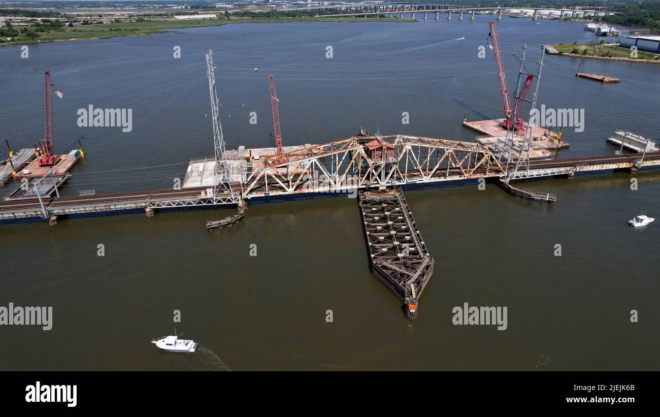 Vista aerea del fiume Draw e la costruzione per la sua sostituzione. Il River Draw è un ponte ferroviario che collega Perth Amboy e South Amboy, NJ Foto Stock