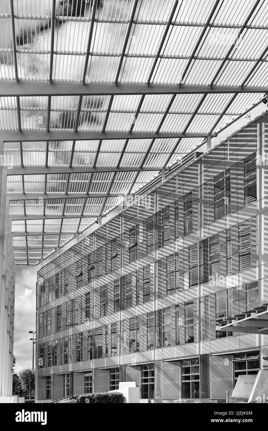 L'edificio Quadrant a Milton Keynes, Buckinghamshire, Regno Unito nel mese di giugno - monocromatico bianco e nero monocromatico B&W. Foto Stock