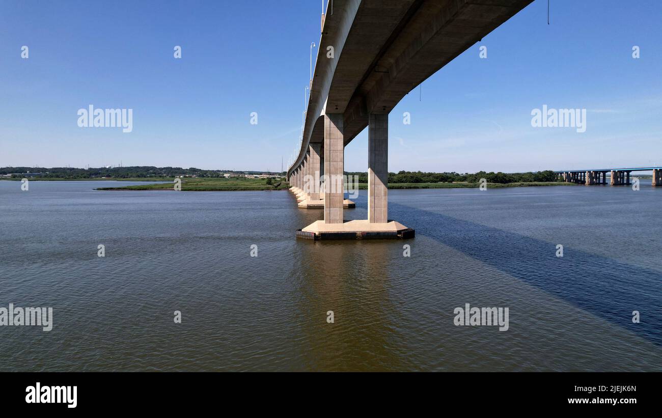 Sotto il ponte della Vittoria che collega Perth Amboy, NJ e Sayreville, NJ Foto Stock