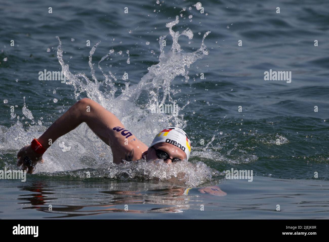 (220627) -- BUDAPEST, 27 giugno 2022 (Xinhua) -- la medaglia d'oro Florian Wellbrock di Germania compete durante l'acqua aperta degli uomini del 5km ai campionati mondiali FINA del 19th a Budapest, Ungheria, 27 giugno 2022. (Foto di Attila Volgyi/Xinhua) Foto Stock