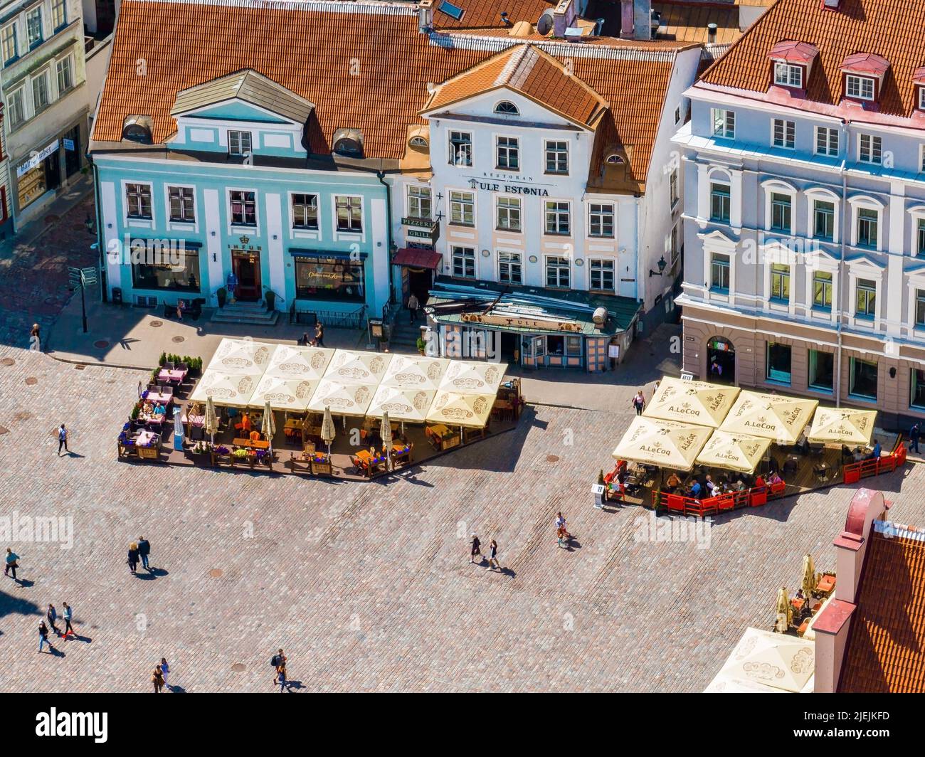 Vista aerea della giornata di sole durante l'estate in un bellissimo municipio medievale Foto Stock