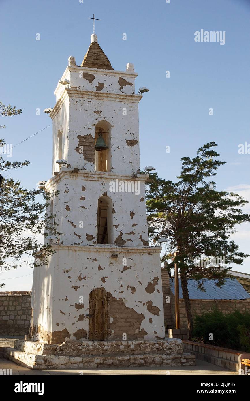 Torre della chiesa di Toconao nel villaggio di Toconao, Cile. La torre della chiesa è squadrata dalla chiesa e risale al 1750 Foto Stock