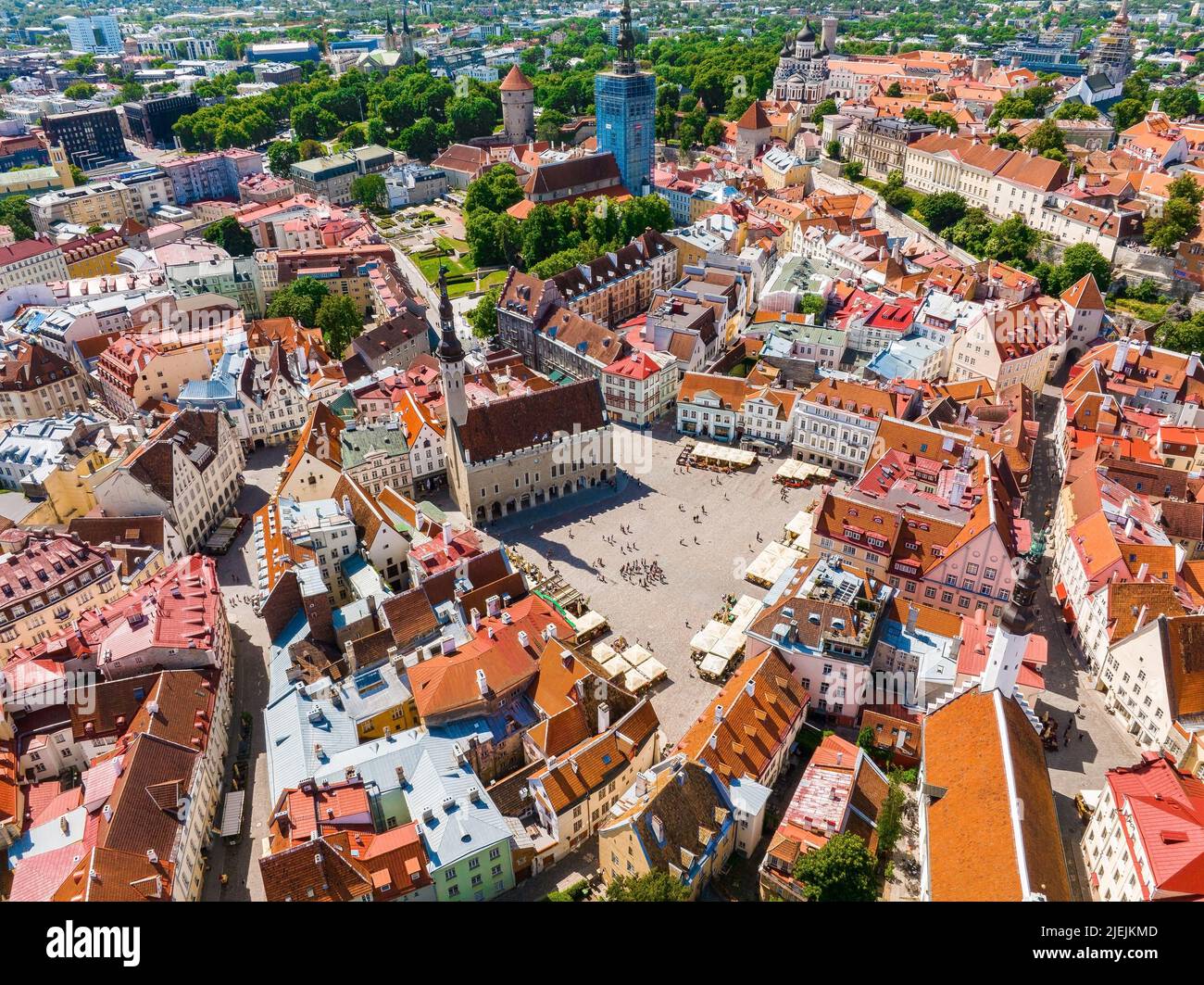 Vista aerea della giornata di sole durante l'estate in un bellissimo municipio medievale Foto Stock