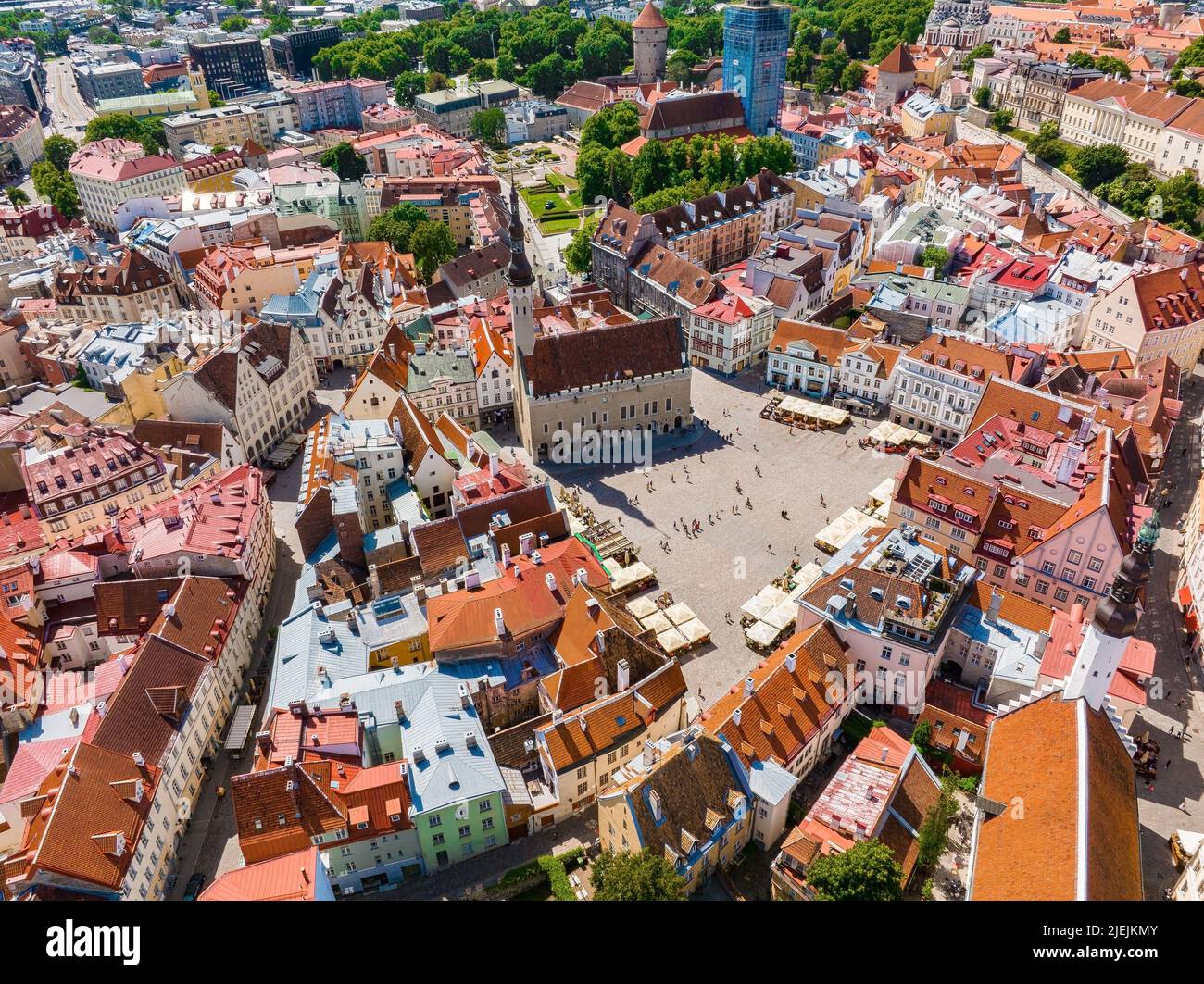 Vista aerea della giornata di sole durante l'estate in un bellissimo municipio medievale Foto Stock