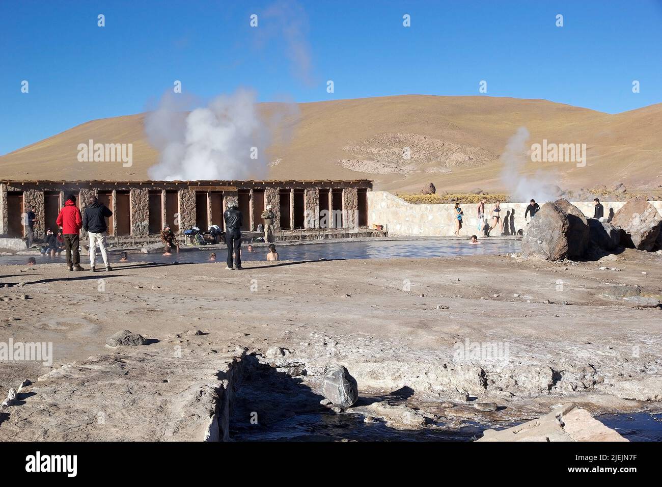 I turisti fanno un bagno in una piscina naturale presso i geyser El Tatio, Cile. El Tatio è un campo geyser situato nel nord del Cile. È così Foto Stock