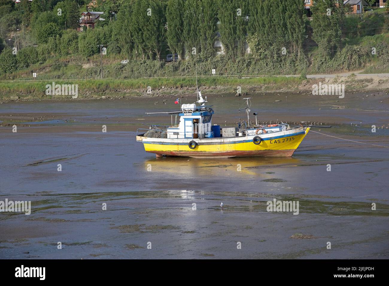 Tradizionale peschereccio durante la bassa marea a Chiloe Island, Cile Foto Stock