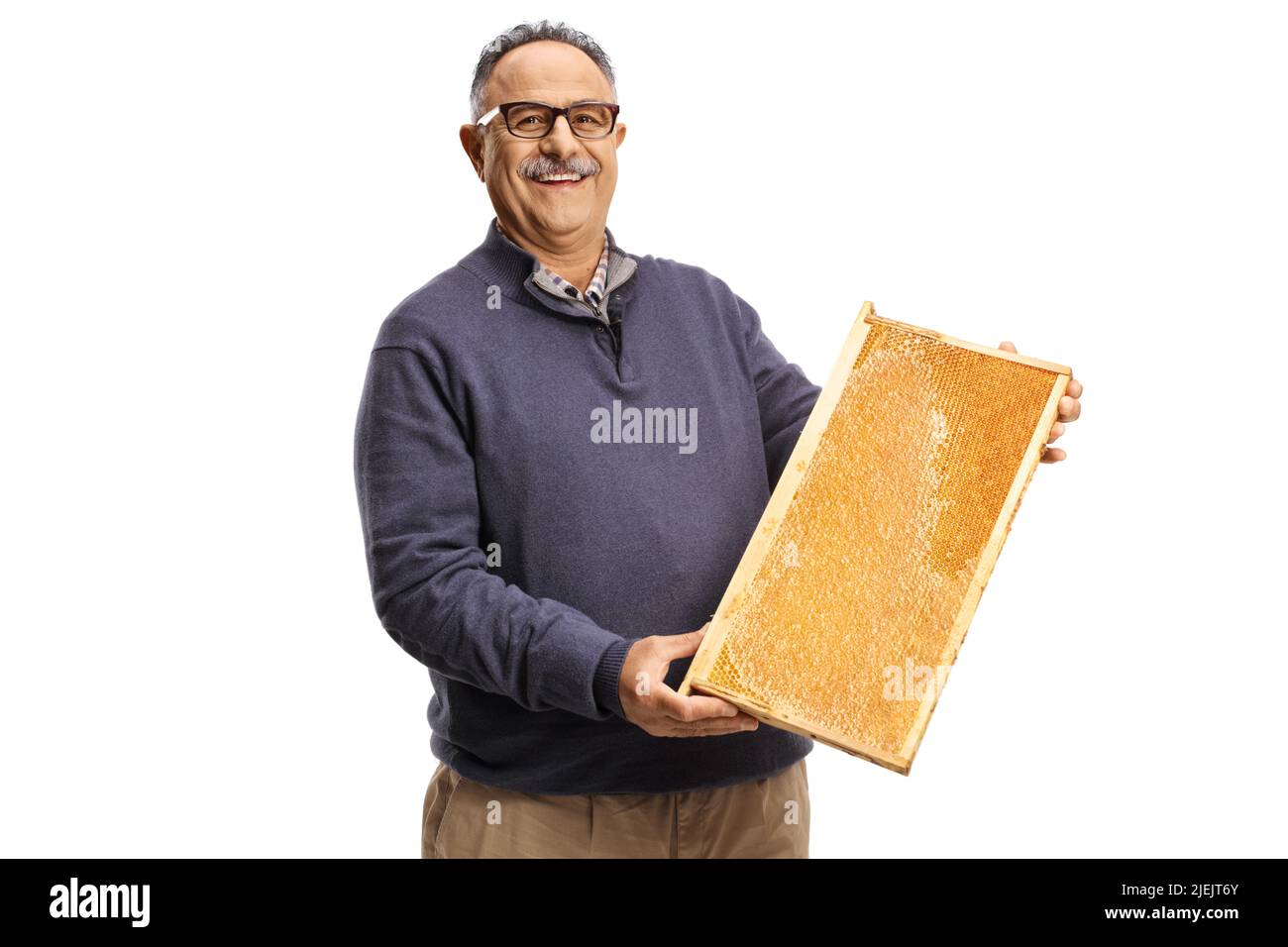 Uomo maturo sorridente che tiene una cornice di honeybee isolato su sfondo bianco Foto Stock