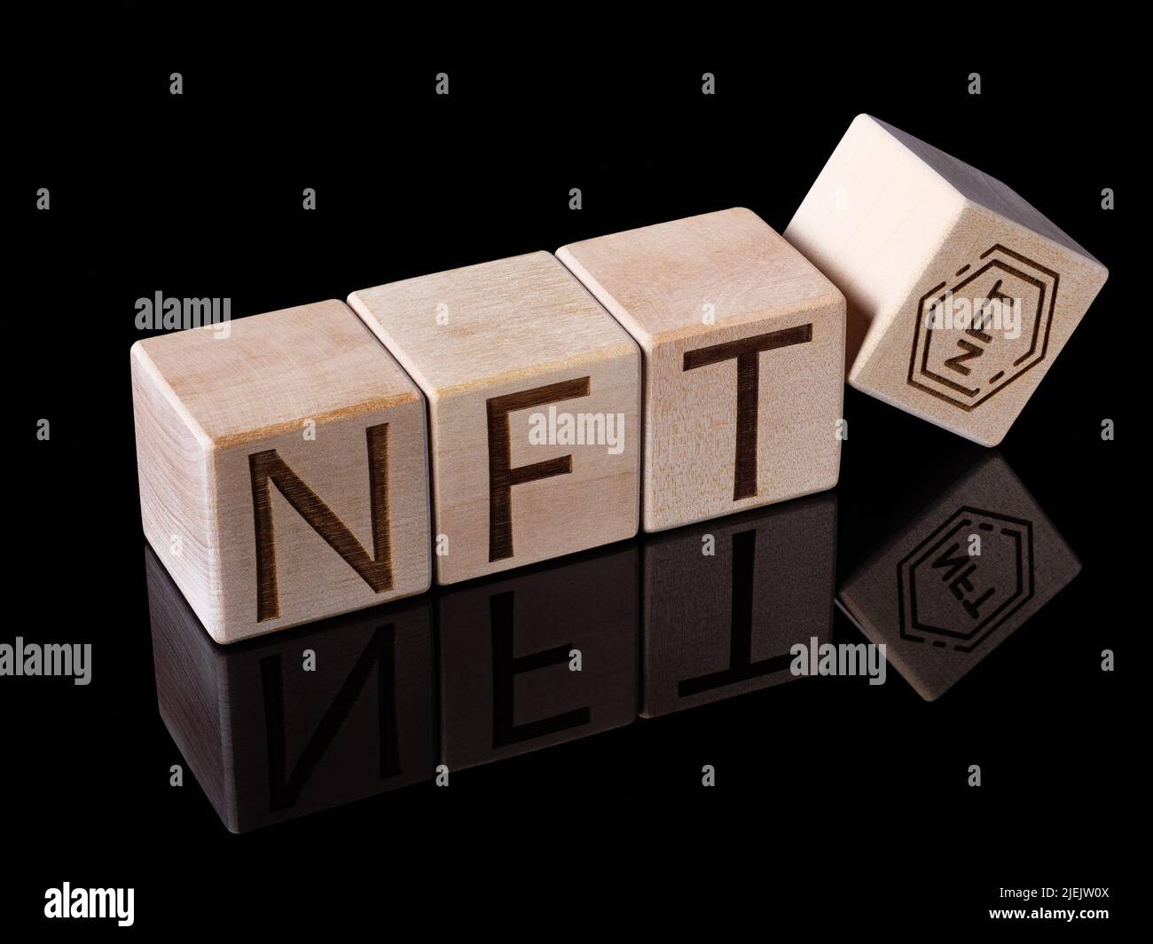 Parola NFT sui blocchi di legno come nuovo concetto di commercio digitale Foto Stock