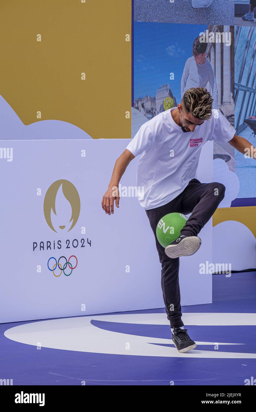 FRANCIA. SEINE-SAINT-DENIS (93) 26 GIUGNO 2022. DIMOSTRAZIONE DI CALCIO FREESTYLE. DUE ANNI PRIMA DEL CALCIO D'INIZIO DEI GIOCHI, SEINE-SAINT-DENIS È VIBRA Foto Stock