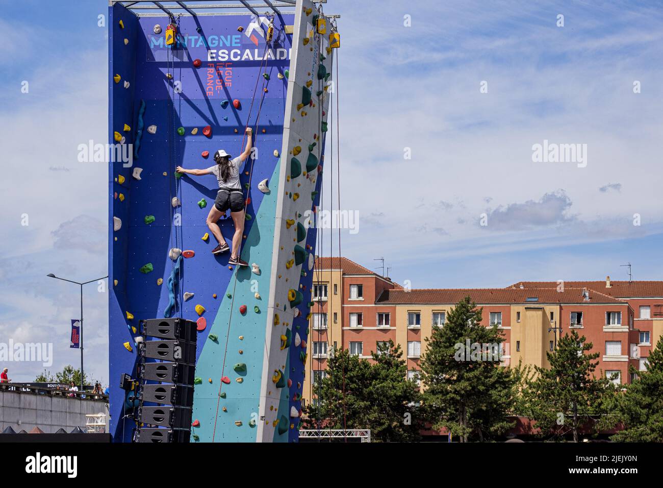 FRANCIA. SEINE-SAINT-DENIS (93) GIORNATA OLIMPICA 26 GIUGNO 2022. PARETE DI INIZIAZIONE DI ARRAMPICATA. DUE ANNI PRIMA DEL CALCIO D'INIZIO DEI GIOCHI, SEINE-SAINT-DENIS È V Foto Stock