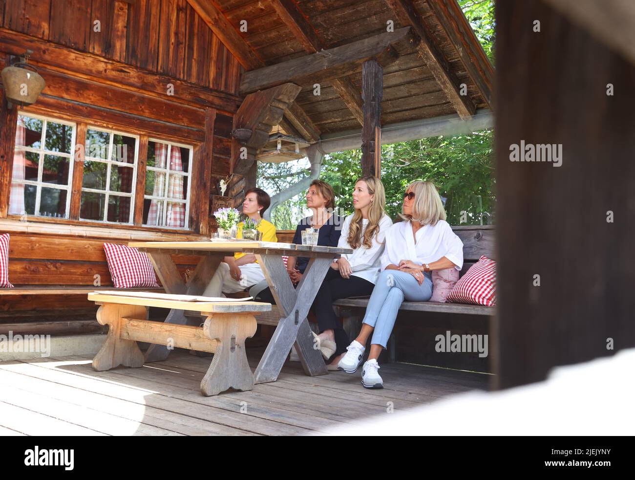 Elmau, Germania. 27th giugno 2022. Amelie Derbaudrenghien, partner del presidente del Consiglio dell'UE Charles Michel (l-r), Britta Ernst, moglie del cancelliere tedesco OLAF Scholz (SPD), Carrie Johnson, moglie del primo ministro britannico Boris Johnson e Brigitte Macron, La moglie del presidente francese Emmanuel Macron siede nel rifugio Elmauer Alm come parte del programma partner per conoscere il cambiamento climatico, l'inquinamento e la mortalità degli insetti nelle Alpi. Credit: Karl-Josef Hildenbrand/dpa/Alamy Live News Foto Stock