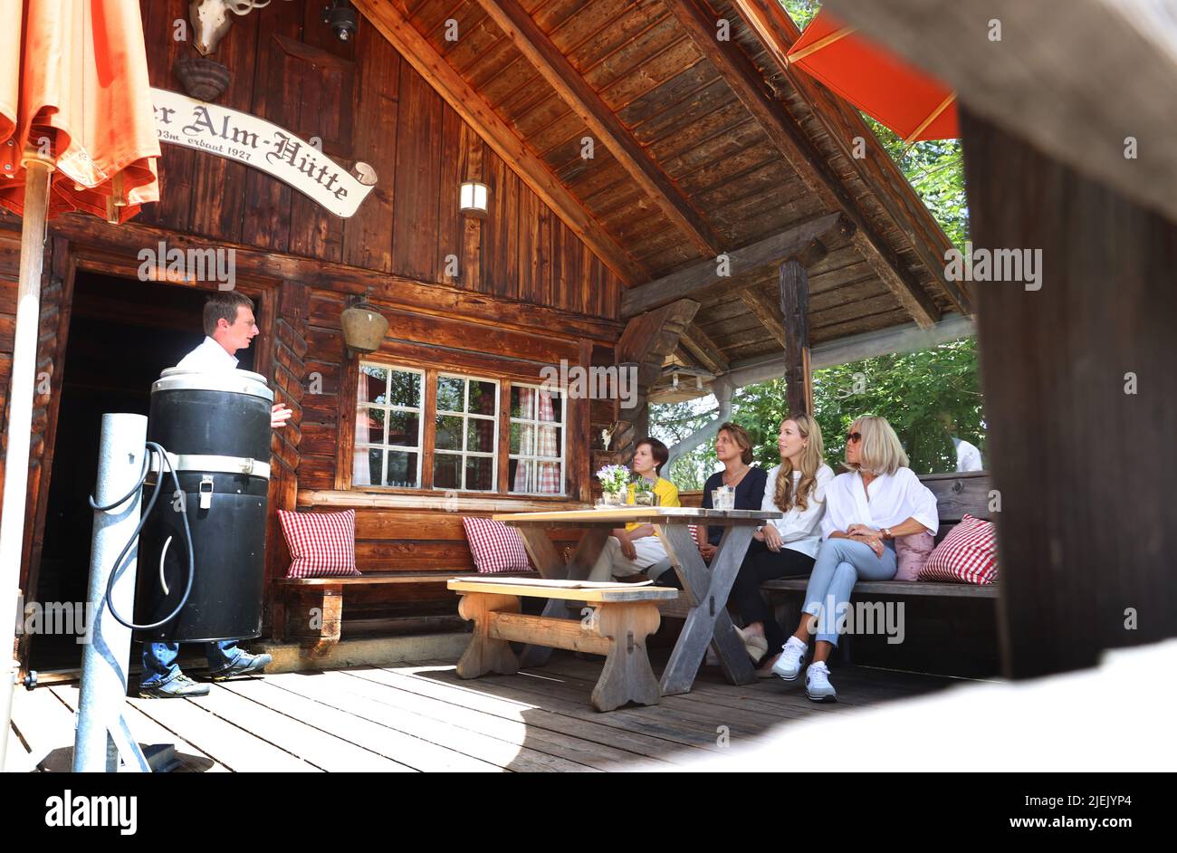 Elmau, Germania. 27th giugno 2022. Fino a Rhm della stazione ambientale Schneefernerhaus, informa presso il rifugio Elmauer Alm, Amelie Derbaudrenghien, partner del presidente del Consiglio dell'UE Charles Michel (l-r), Britta Ernst, moglie del cancelliere tedesco OLAF Scholz (SPD), Carrie Johnson, moglie del primo ministro britannico Boris Johnson e Brigitte Macron, Moglie del presidente francese Emmanuel Macron sul cambiamento climatico, l'inquinamento e la mortalità degli insetti nelle Alpi. Credit: Karl-Josef Hildenbrand/dpa/Alamy Live News Foto Stock