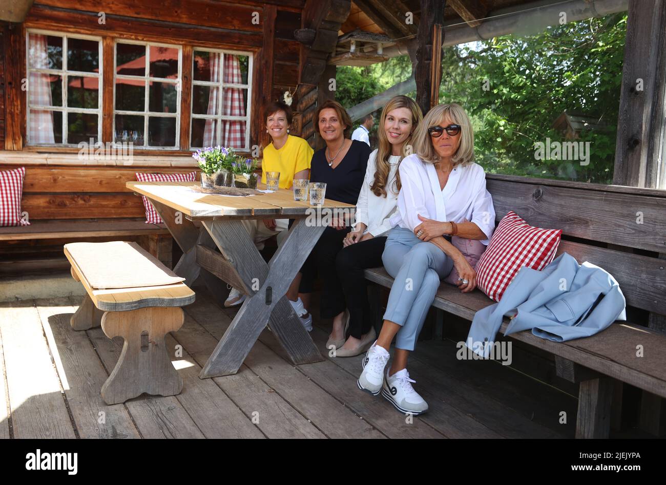 Elmau, Germania. 27th giugno 2022. Amelie Derbaudrenghien, partner del presidente del Consiglio dell'UE Charles Michel (l-r), Britta Ernst, moglie del cancelliere tedesco OLAF Scholz (SPD), Carrie Johnson, moglie del primo ministro britannico Boris Johnson e Brigitte Macron, La moglie del presidente francese Emmanuel Macron siede nel rifugio Elmauer Alm come parte del programma partner per conoscere il cambiamento climatico, l'inquinamento e la mortalità degli insetti nelle Alpi. Credit: Karl-Josef Hildenbrand/dpa/Alamy Live News Foto Stock