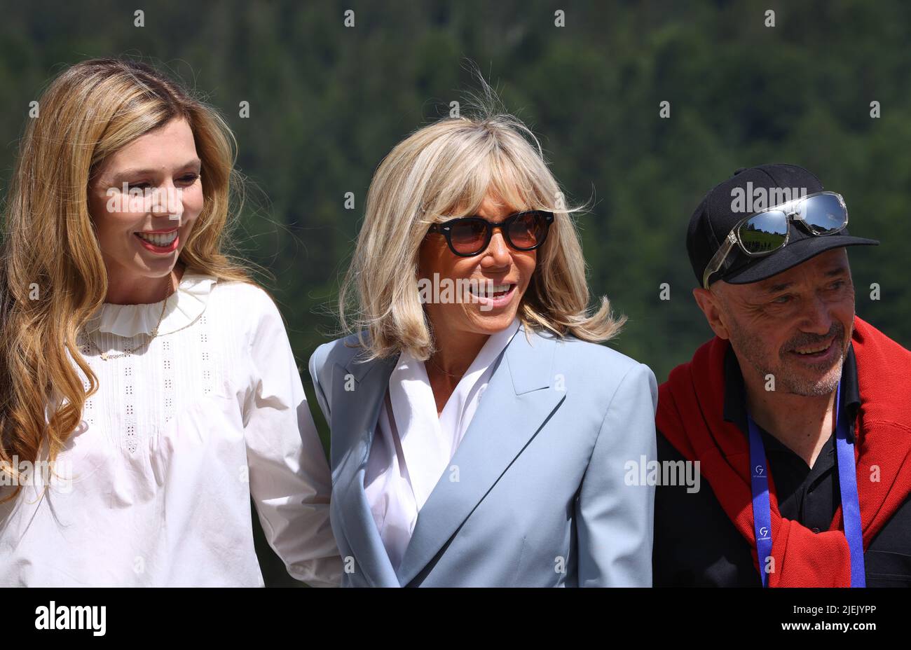Elmau, Germania. 27th giugno 2022. Carrie Johnson, moglie del primo ministro britannico Boris Johnson (l-r), Brigitte Macron, moglie del presidente francese Emmanuel Macron, e Christian Neureuther, ex sciatore professionista in un incontro con il gruppo olimpico Biathlon Werdenfels junior nell'ambito del programma partner. Credit: Karl-Josef Hildenbrand/dpa/Alamy Live News Foto Stock