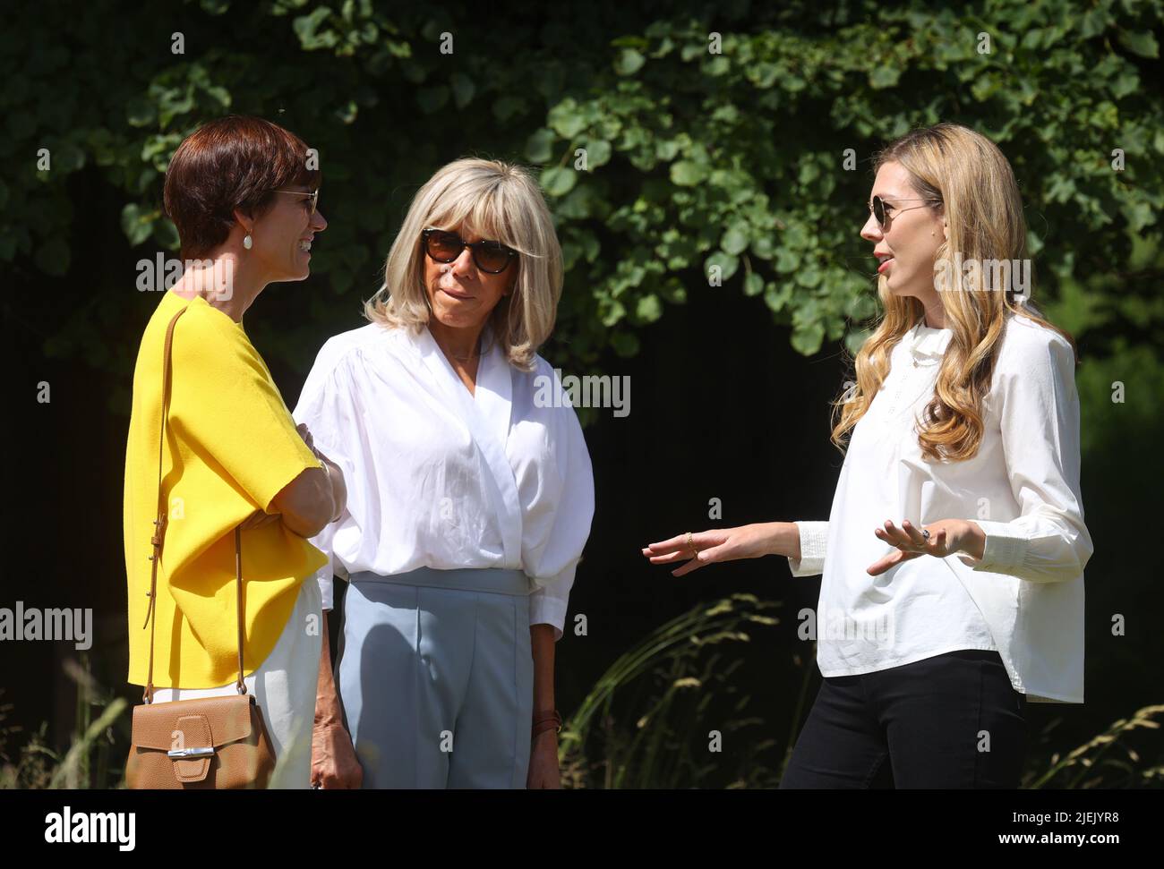 Elmau, Germania. 27th giugno 2022. Amelie Derbaudrenghien, partner del presidente del Consiglio dell'UE Charles Michel (l-r), Brigitte Macron, moglie del presidente francese Emmanuel Macron, e Carrie Johnson, moglie del primo ministro britannico Boris Johnson, si sono incontrati con il gruppo di biathlon olimpico junior Werdenfels nell'ambito del programma partner. Credit: Karl-Josef Hildenbrand/dpa/Alamy Live News Foto Stock
