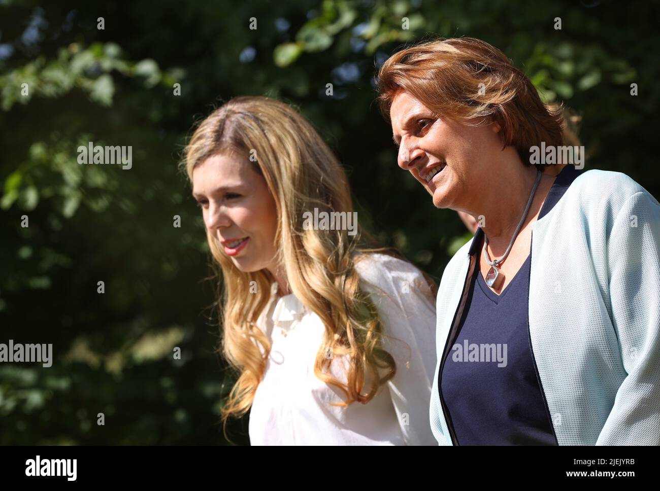 Elmau, Germania. 27th giugno 2022. Carrie Johnson, moglie del primo ministro britannico Boris Johnson (l), e Britta Ernst, moglie del cancelliere tedesco OLAF Scholz (SPD), si trovano ad un incontro con la squadra olimpica Biathlon Werdenfels junior nell'ambito del programma partner. Credit: Karl-Josef Hildenbrand/dpa/Alamy Live News Foto Stock