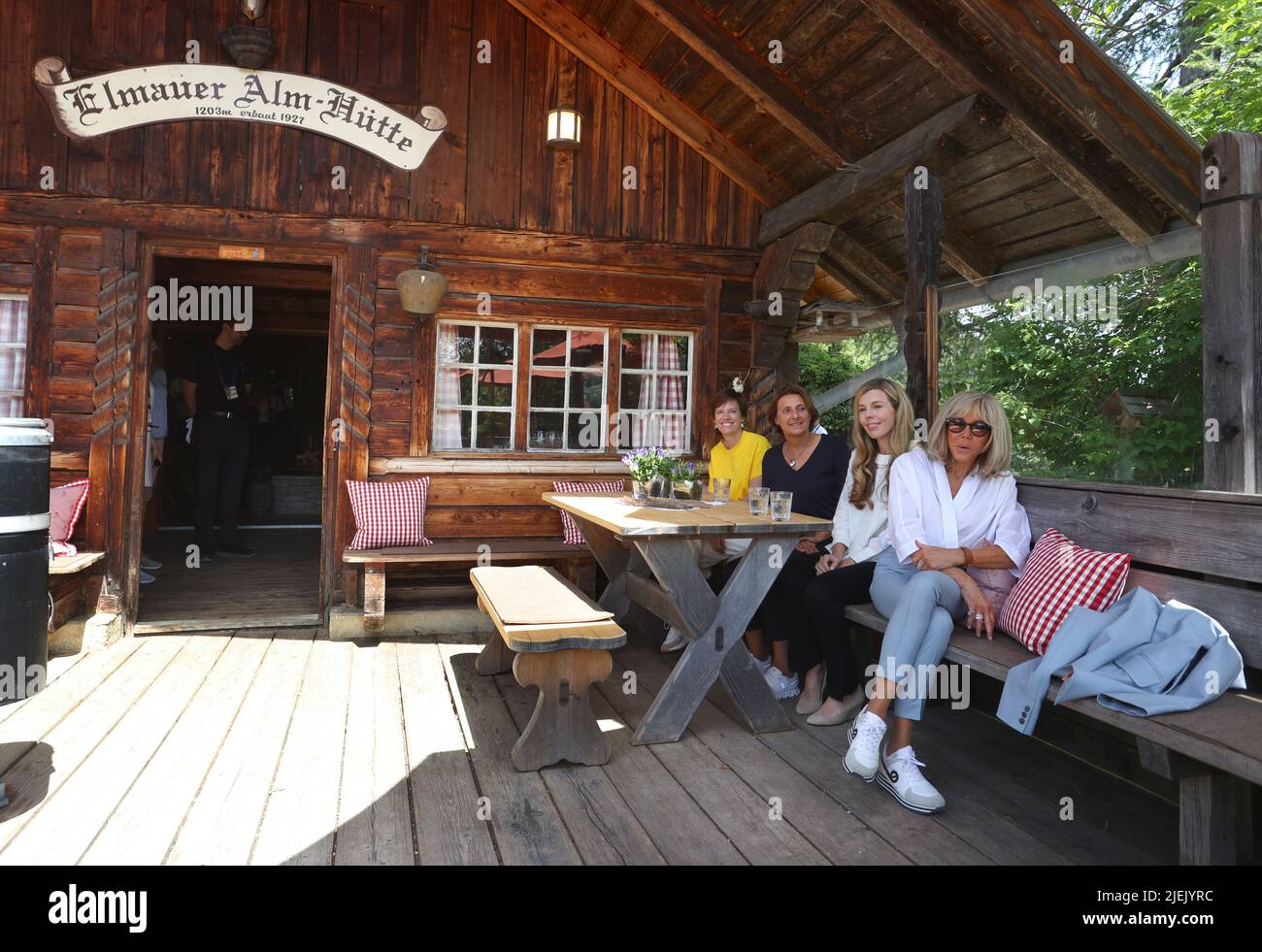 Elmau, Germania. 27th giugno 2022. Amelie Derbaudrenghien, partner del presidente del Consiglio dell'UE Charles Michel (l-r), Britta Ernst, moglie del cancelliere tedesco OLAF Scholz (SPD), Carrie Johnson, moglie del primo ministro britannico Boris Johnson e Brigitte Macron, La moglie del presidente francese Emmanuel Macron siede nel rifugio Elmauer Alm come parte del programma partner per conoscere il cambiamento climatico, l'inquinamento e la mortalità degli insetti nelle Alpi. Credit: Karl-Josef Hildenbrand/dpa/Alamy Live News Foto Stock