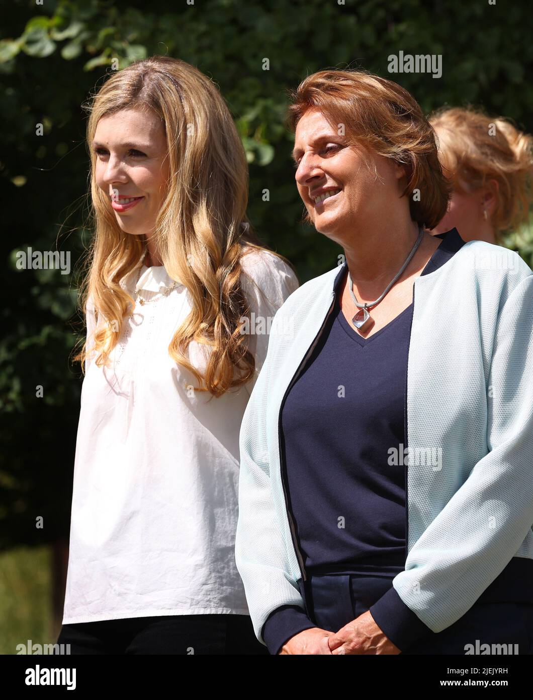 Elmau, Germania. 27th giugno 2022. Carrie Johnson, moglie del primo ministro britannico Boris Johnson (l), e Britta Ernst, moglie del cancelliere tedesco OLAF Scholz (SPD), si trovano ad un incontro con la squadra olimpica Biathlon Werdenfels junior nell'ambito del programma partner. Credit: Karl-Josef Hildenbrand/dpa/Alamy Live News Foto Stock