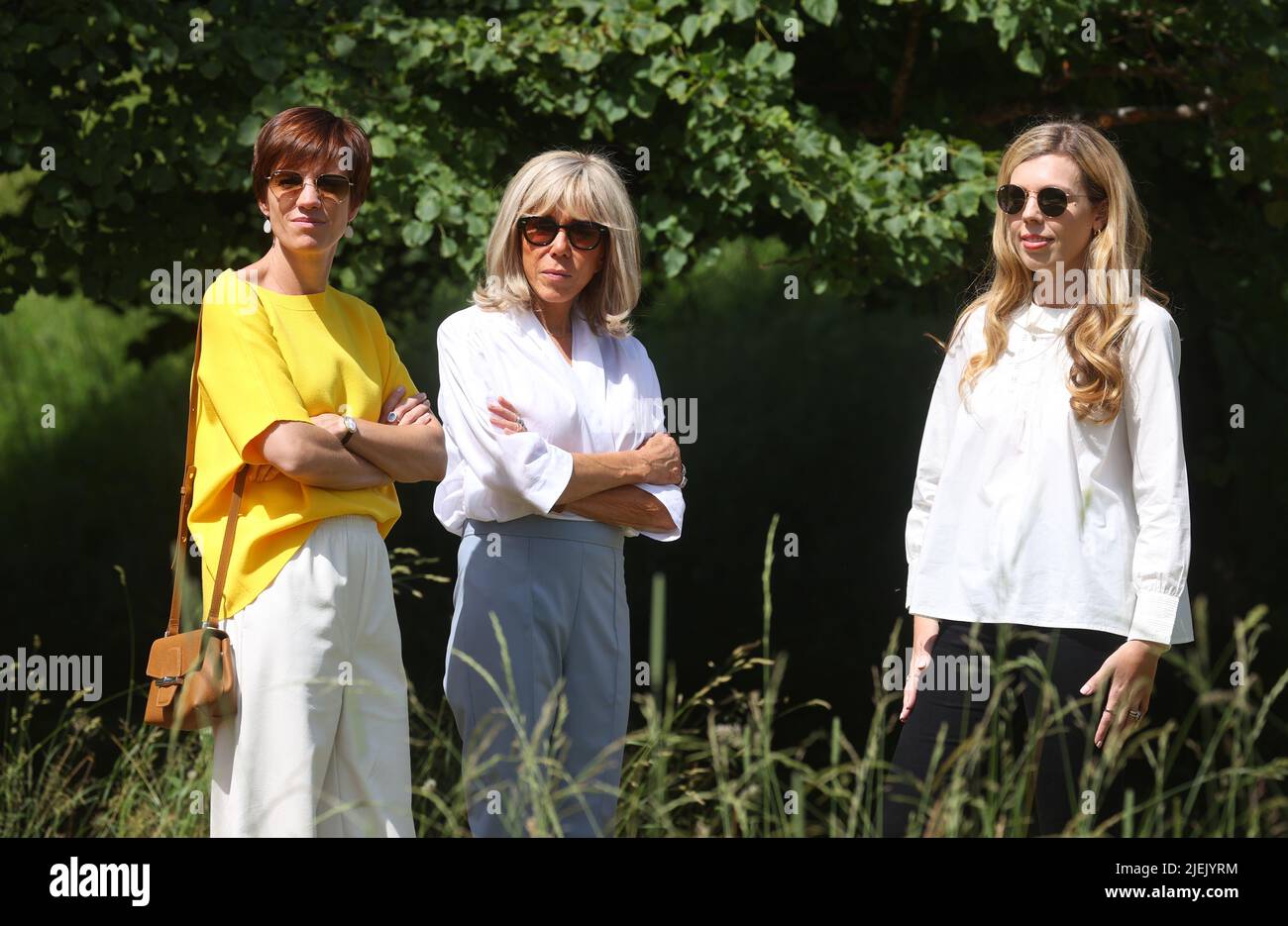 Elmau, Germania. 27th giugno 2022. Amelie Derbaudrenghien, partner del presidente del Consiglio dell'UE Charles Michel (l-r), Brigitte Macron, moglie del presidente francese Emmanuel Macron, e Carrie Johnson, moglie del primo ministro britannico Boris Johnson, si sono incontrati con il gruppo di biathlon olimpico junior Werdenfels nell'ambito del programma partner. Credit: Karl-Josef Hildenbrand/dpa/Alamy Live News Foto Stock