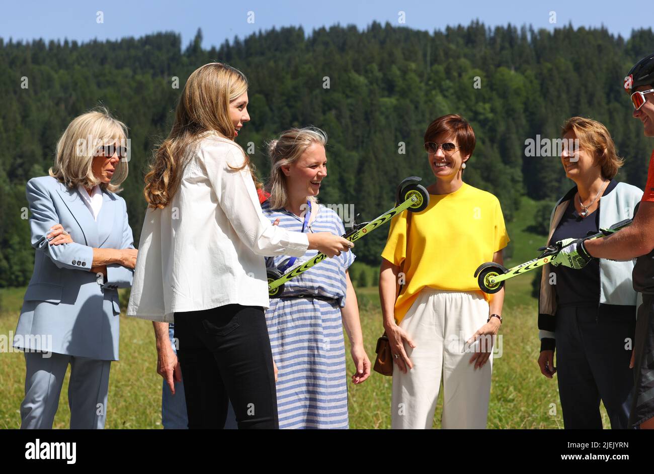 Elmau, Germania. 27th giugno 2022. Brigitte Macron, moglie del presidente francese Emmanuel Macron (l-r), Carrie Johnson, moglie del primo ministro britannico Boris Johnson, Miriam Neureuther, ex biatleta professionista, Amelie Derbaudrenghien, partner del presidente del Consiglio dell'UE Charles Michel, E Britta Ernst, moglie del cancelliere tedesco OLAF Scholz (SPD), si sono riuniti in un incontro con il Werdenfels Junior Olympic Biathlon Group nell'ambito del programma partner. Credit: Karl-Josef Hildenbrand/dpa/Alamy Live News Foto Stock
