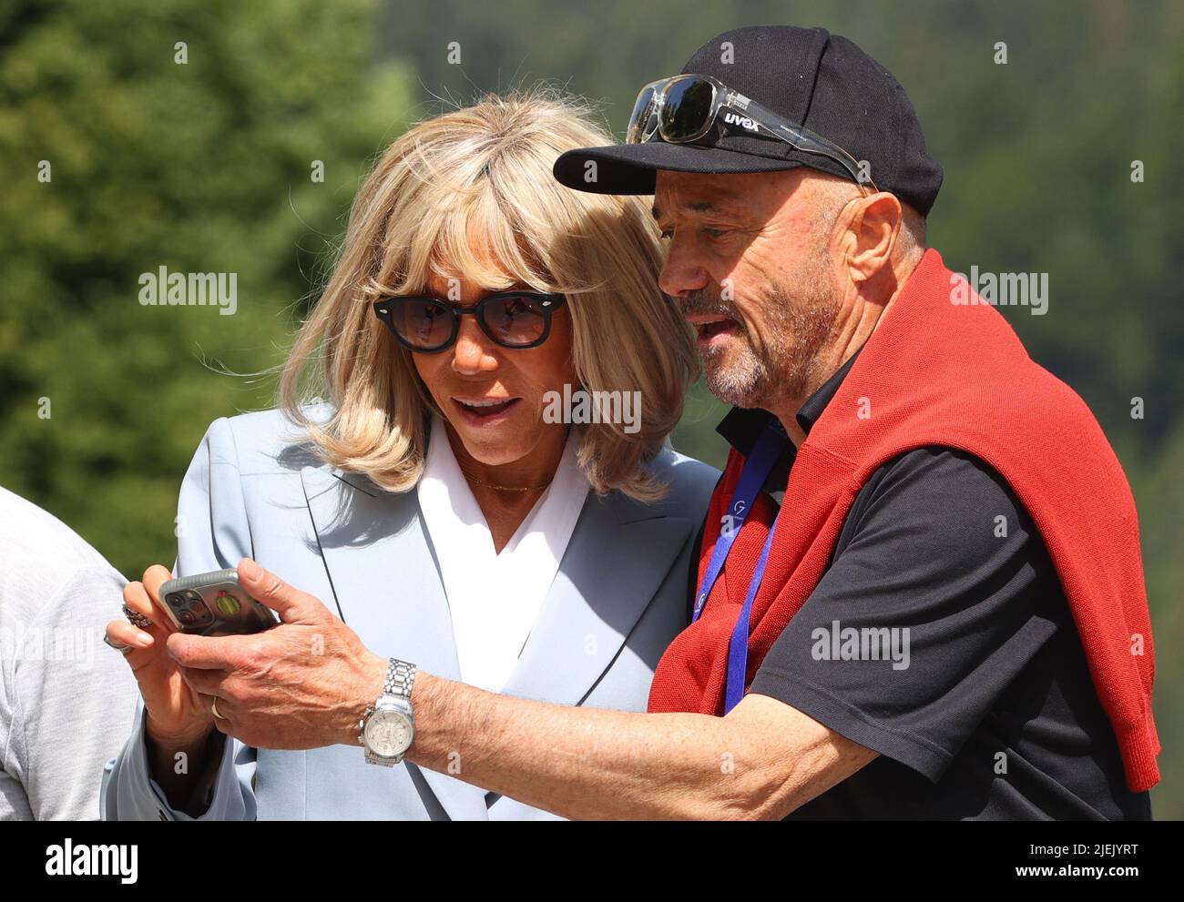 Elmau, Germania. 27th giugno 2022. Brigitte Macron, moglie del presidente francese Emmanuel Macron (l), e Christian Neureuther, ex sciatore professionista, si trovano in un incontro con il gruppo di biathlon olimpico junior Werdenfels nell'ambito del programma partner. Credit: Karl-Josef Hildenbrand/dpa/Alamy Live News Foto Stock