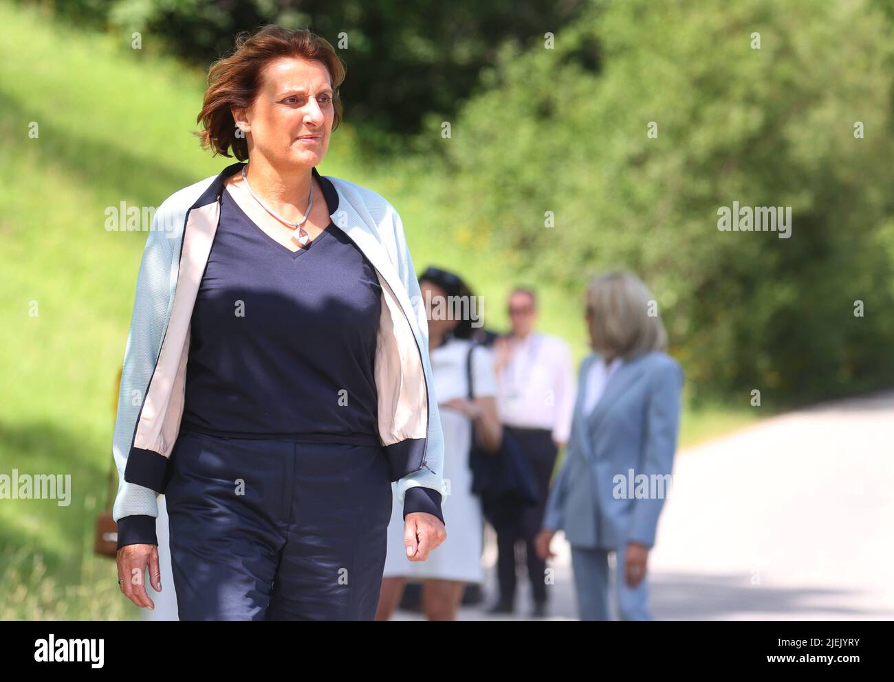 Elmau, Germania. 27th giugno 2022. Britta Ernst, moglie del cancelliere tedesco OLAF Scholz (SPD) e Brigitte Macron, moglie del presidente francese Emmanuel Macron vengono a un incontro con l'Olympic Junior Biathlon Werdenfels nell'ambito del programma partner. Credit: Karl-Josef Hildenbrand/dpa/Alamy Live News Foto Stock