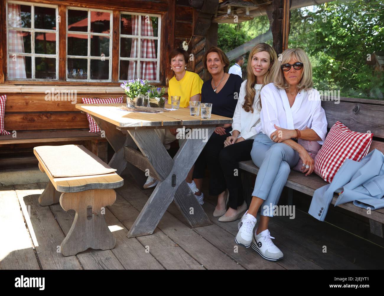 Elmau, Germania. 27th giugno 2022. Amelie Derbaudrenghien, partner del presidente del Consiglio dell'UE Charles Michel (l-r), Britta Ernst, moglie del cancelliere tedesco OLAF Scholz (SPD), Carrie Johnson, moglie del primo ministro britannico Boris Johnson e Brigitte Macron, La moglie del presidente francese Emmanuel Macron siede nel rifugio Elmauer Alm come parte del programma partner per conoscere il cambiamento climatico, l'inquinamento e la mortalità degli insetti nelle Alpi. Credit: Karl-Josef Hildenbrand/dpa/Alamy Live News Foto Stock
