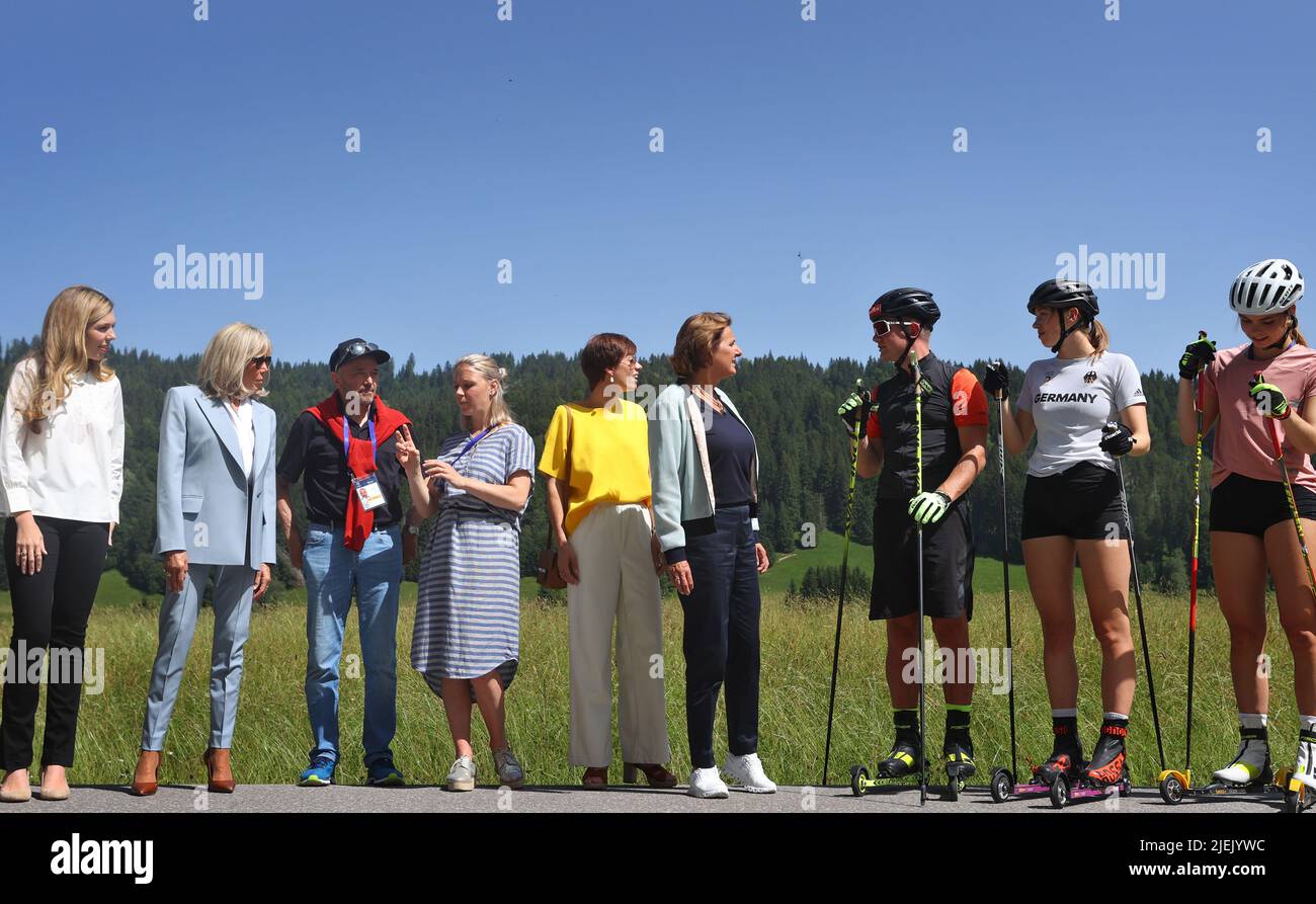 Elmau, Germania. 27th giugno 2022. Carrie Johnson, moglie del primo ministro britannico Boris Johnson (l-r), Brigitte Macron, moglie del presidente francese Emmanuel Macron, Christian Neureuther, ex sciatore professionista, Carrie Johnson, Miriam Neureuther, L'ex biatleta professionista, Amelie Derbaudrenghien, partner del presidente del Consiglio dell'UE Charles Michel, e Britta Ernst, moglie del cancelliere tedesco OLAF Scholz (SPD), si trovano ad un incontro con la squadra olimpica junior Biathlon Werdenfels nell'ambito del programma partner. Credit: Karl-Josef Hildenbrand/dpa/Alamy Live News Foto Stock