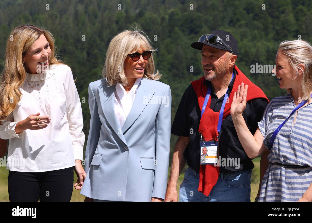 Elmau, Germania. 27th giugno 2022. Carrie Johnson, moglie del primo ministro britannico Boris Johnson (l-r), Brigitte Macron, moglie del presidente francese Emmanuel Macron, Christian Neureuther, ex sciatore professionista, e Miriam Neureuther, ex biatleta professionista, Partecipa a un incontro con il Werdenfels Junior Olympic Biathlon Group nell'ambito del programma partner. Credit: Karl-Josef Hildenbrand/dpa/Alamy Live News Foto Stock