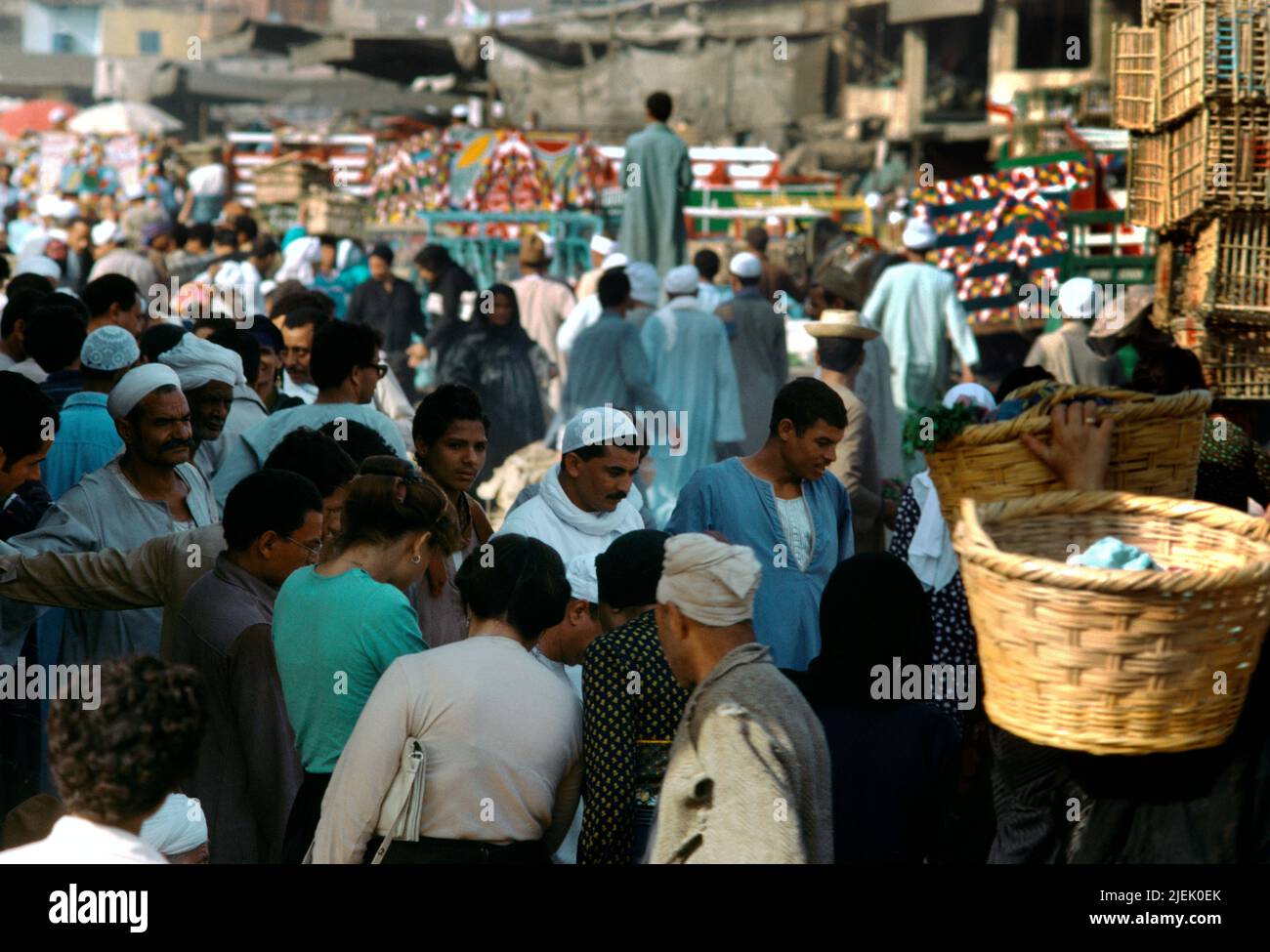 Cairo Egitto persone Shopping al mercato della frutta affollato Foto Stock