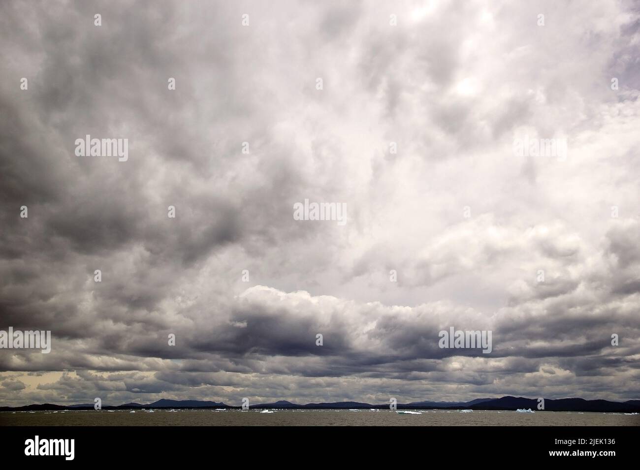 Cielo spettacolare alla Laguna di San Rafael, Patagonia Cile. La laguna si trova sulla costa del Pacifico del Cile meridionale Foto Stock