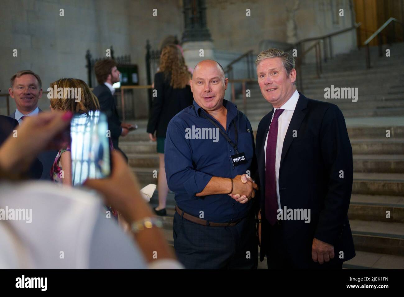 Il leader del lavoro Keir Starmer ha scattato la sua fotografia con un sostenitore dopo aver accolto il neo eletto deputato per Wakefield, Simon lightwood, il suo primo giorno di lavoro presso il Parlamento di Westminster, Londra. Data foto: Lunedì 27 giugno 2022. Foto Stock