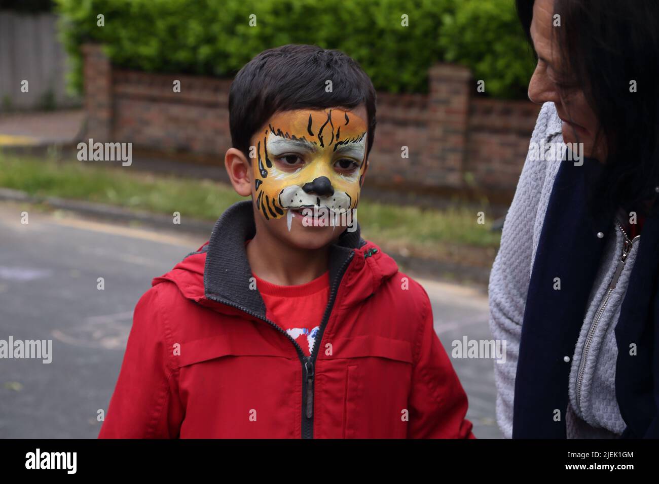 Giovane ragazzo con Tiger Face Paint Regina Elisabetta II Platinum Jubilee Street Party Surrey Inghilterra Foto Stock